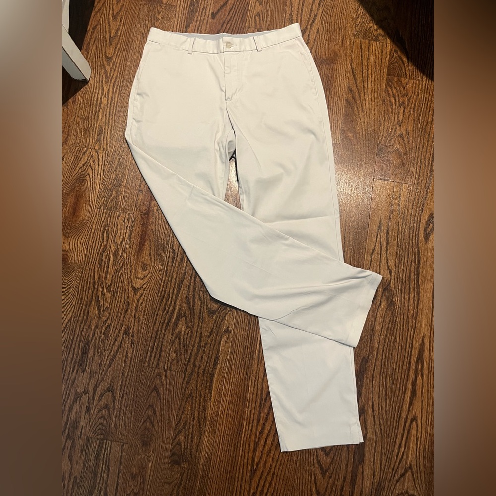Nike. White Tan Golf Pants. Stretch Band. Size M. 32 x
34. Great condition.